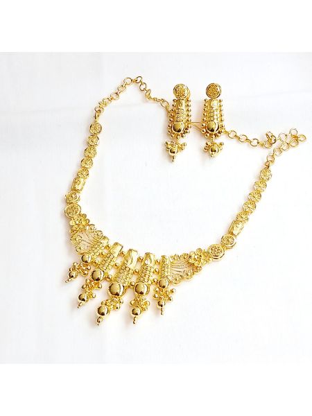 Gold plated necklace set with dynamic dangling