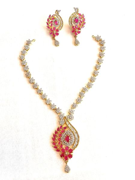 Nneckalace and earing with white and pink stones