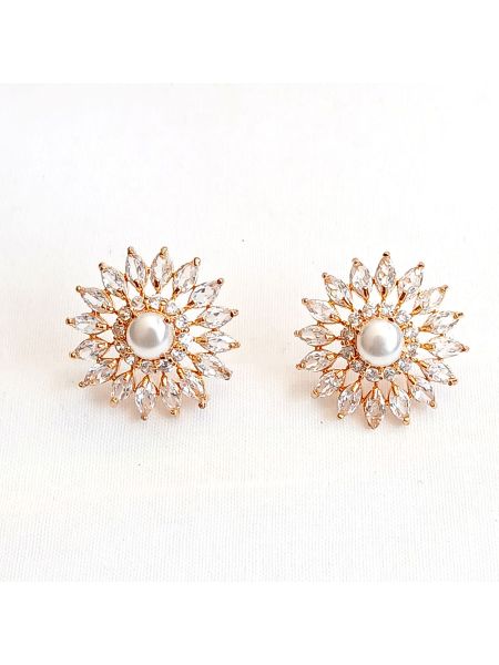 Stone earring with pearl + white stone in flower design