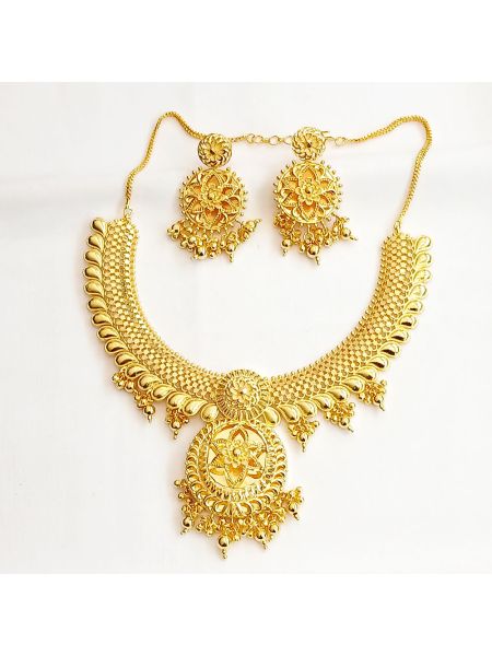 Gold plated star necklace with small dangling