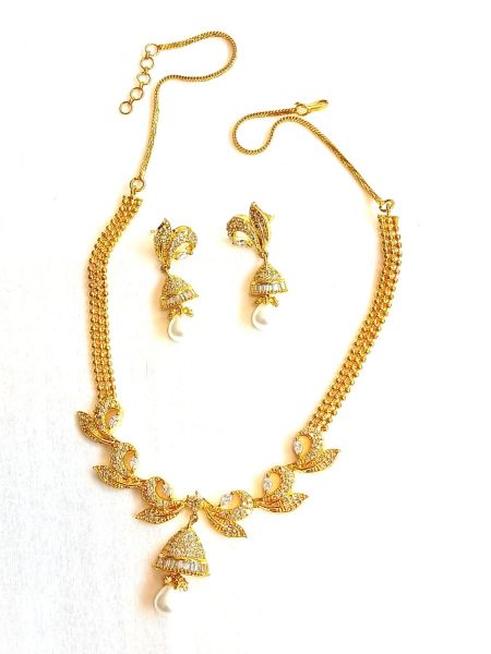 Neckalace and earring with stones and pearl