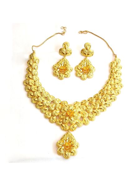 Floral-shape element arranged closely together with central pendant +  earring