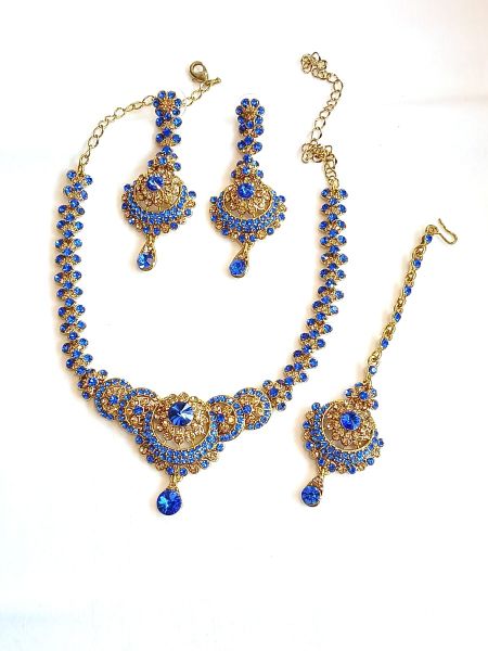 Neckalace and earring with blue stones.