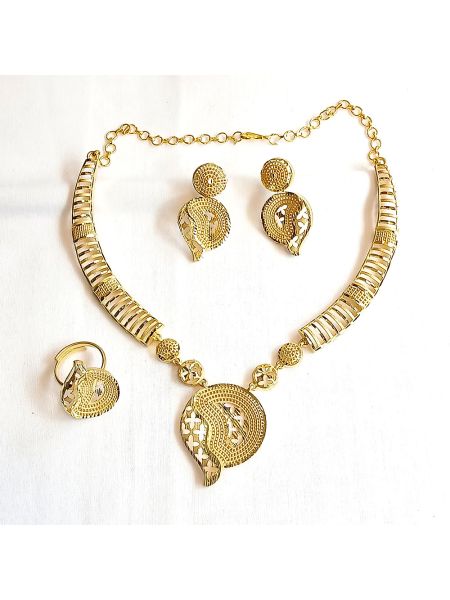 Gold plated necklace with intricate patterns with set