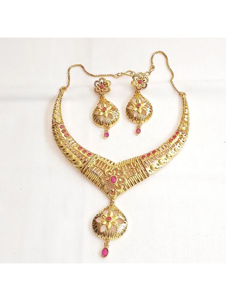 Net design necklace with pendent and pink stone
