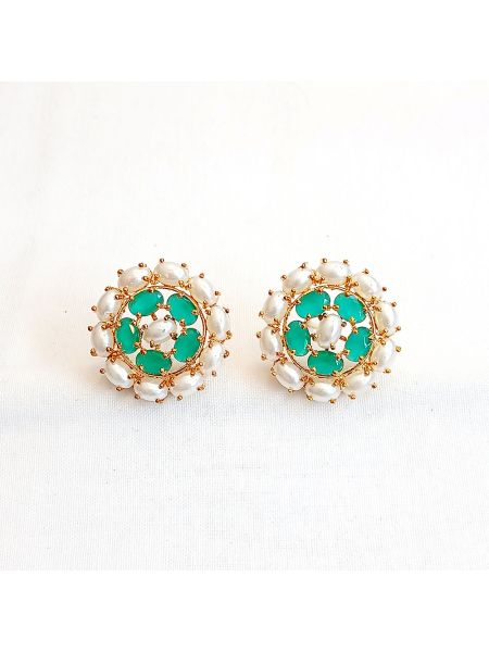 Earring with pearl and green stone flower