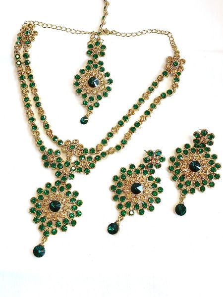 Neckalace with earring with green colour stones