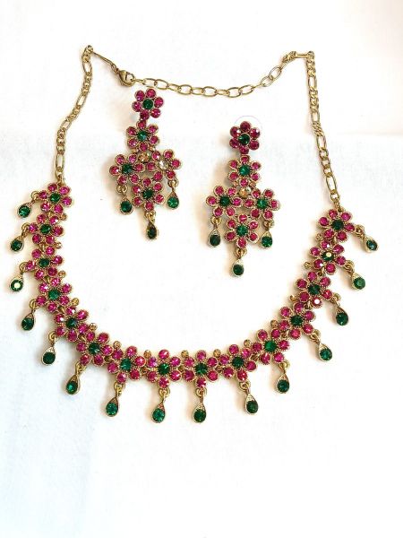 Neckalace and earring with green and pink color stones