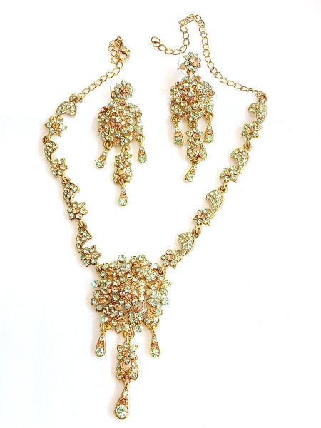Neckalace and earring with light green stones