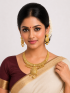 Stylish necklace set with hangers