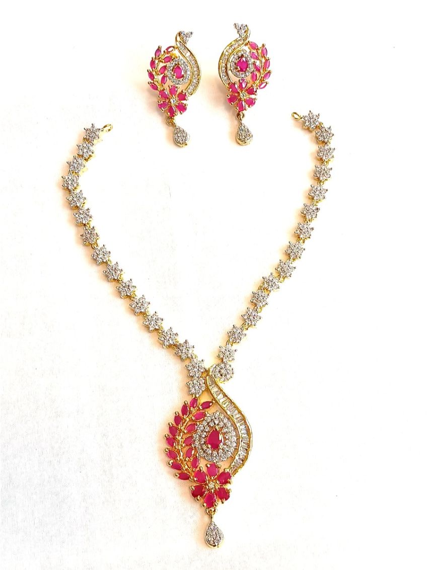 Nneckalace and earing with white and pink stones
