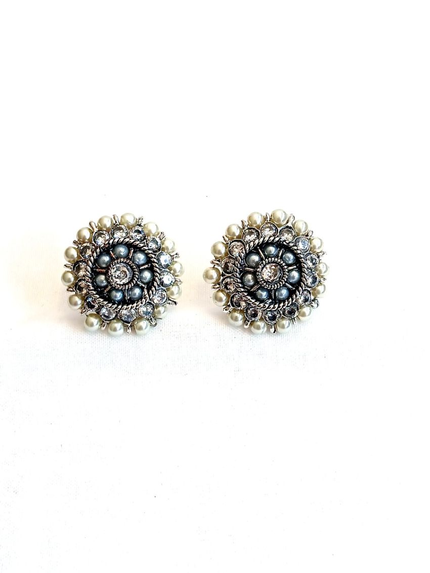 Earring with white stones and pearls