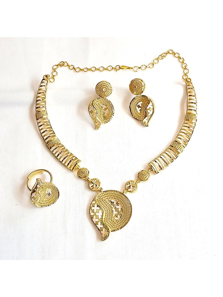 Gold plated necklace with intricate patterns with set