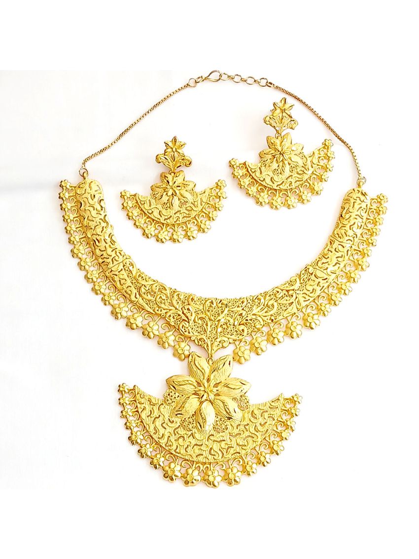 Traditional necklace design set with big pendent in centre