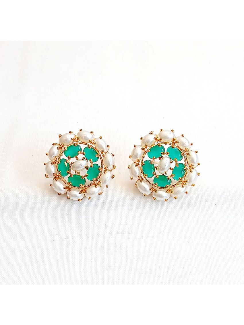 Earring with pearl and green stone flower