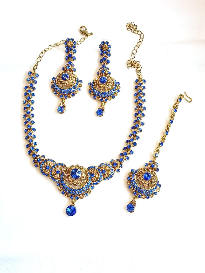 Neckalace and earring with blue stones.