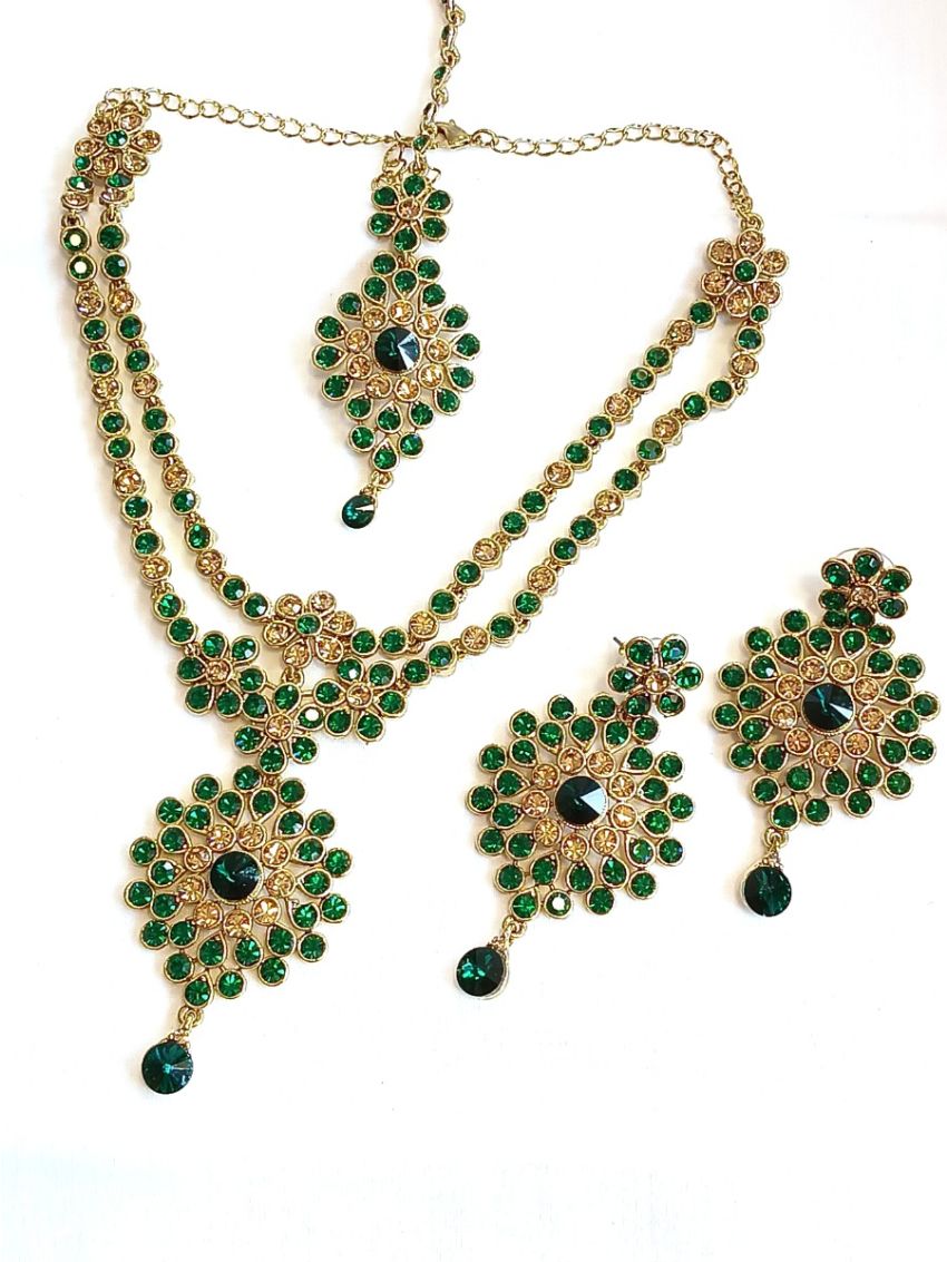 Neckalace with earring with green colour stones