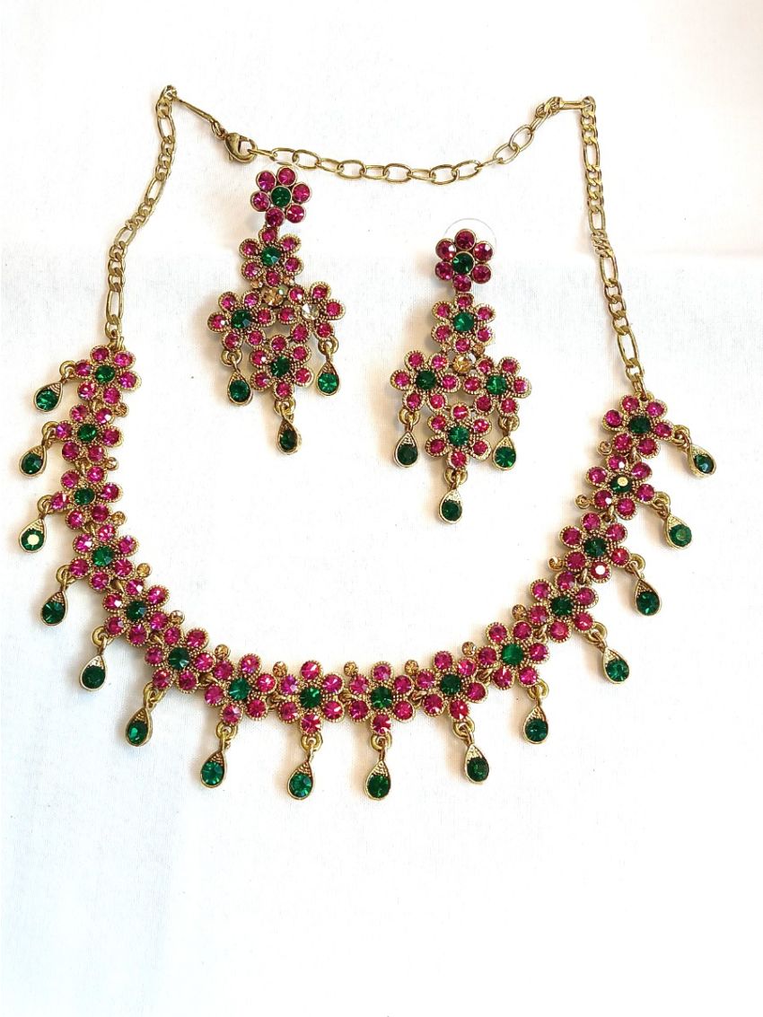 Neckalace and earring with green and pink color stones